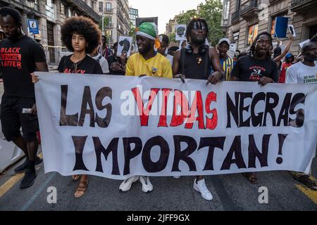 Barcelone, Espagne. 01st juillet 2022. Les manifestants tiennent une bannière de la Black Lives Matter pendant la manifestation. Des centaines de personnes ont manifesté dans le centre de Barcelone et ont finalement formé un autel sur la place Idrissa Diallo à l'occasion du massacre de Melilla où plus d'une trentaine de migrants africains sont morts en raison de la répression de la police marocaine après avoir essayé de sauter la barrière espagnole. (Photo par Paco Freire/SOPA Images/Sipa USA) crédit: SIPA USA/Alay Live News Banque D'Images