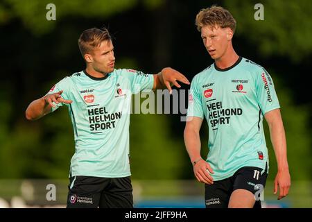 EINDHOVEN, PAYS-BAS - JUILLET 2 : Jarno Lion de Helmond Sport et Jules Houttequiet de Helmond Sport lors du match d'avant-saison entre Unitas '59 et Helmond Sport au Sportpark Bokt on 2 juillet 2022 à Eindhoven, pays-Bas (photo de Joris Verwijst/Orange Pictures) Banque D'Images