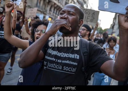 Barcelone, Espagne. 01st juillet 2022. Les manifestants crient des slogans pendant la manifestation. Des centaines de personnes ont manifesté dans le centre de Barcelone et ont finalement formé un autel sur la place Idrissa Diallo à l'occasion du massacre de Melilla où plus d'une trentaine de migrants africains sont morts en raison de la répression de la police marocaine après avoir essayé de sauter la barrière espagnole. (Photo par Paco Freire/SOPA Images/Sipa USA) crédit: SIPA USA/Alay Live News Banque D'Images