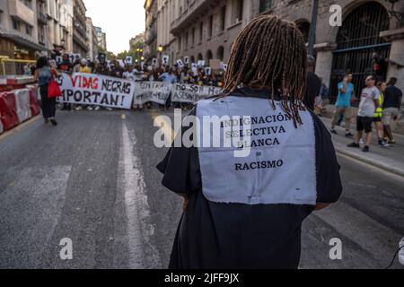 Barcelone, Espagne. 01st juillet 2022. Un manifestant portant un écriteau sur le dos est vu à l'avant de la démonstration. Des centaines de personnes ont manifesté dans le centre de Barcelone et ont finalement formé un autel sur la place Idrissa Diallo à l'occasion du massacre de Melilla où plus d'une trentaine de migrants africains sont morts en raison de la répression de la police marocaine après avoir essayé de sauter la barrière espagnole. (Photo par Paco Freire/SOPA Images/Sipa USA) crédit: SIPA USA/Alay Live News Banque D'Images