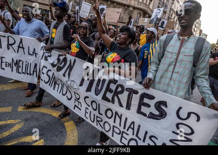 Barcelone, Espagne. 01st juillet 2022. Les manifestants tiennent une bannière exprimant leur opinion pendant la manifestation. Des centaines de personnes ont manifesté dans le centre de Barcelone et ont finalement formé un autel sur la place Idrissa Diallo à l'occasion du massacre de Melilla où plus d'une trentaine de migrants africains sont morts en raison de la répression de la police marocaine après avoir essayé de sauter la barrière espagnole. (Photo par Paco Freire/SOPA Images/Sipa USA) crédit: SIPA USA/Alay Live News Banque D'Images