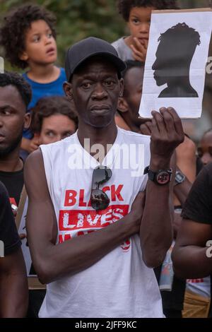 Barcelone, Espagne. 01st juillet 2022. Un manifestant tient un écriteau pendant la démonstration. Des centaines de personnes ont manifesté dans le centre de Barcelone et ont finalement formé un autel sur la place Idrissa Diallo à l'occasion du massacre de Melilla où plus d'une trentaine de migrants africains sont morts en raison de la répression de la police marocaine après avoir essayé de sauter la barrière espagnole. (Photo par Paco Freire/SOPA Images/Sipa USA) crédit: SIPA USA/Alay Live News Banque D'Images