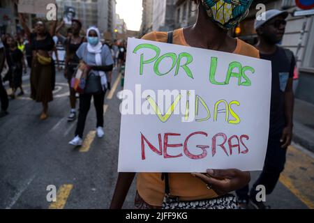 Barcelone, Espagne. 01st juillet 2022. Le manifestant tient un écriteau exprimant son opinion au cours de la démonstration. Des centaines de personnes ont manifesté dans le centre de Barcelone et ont finalement formé un autel sur la place Idrissa Diallo à l'occasion du massacre de Melilla où plus d'une trentaine de migrants africains sont morts en raison de la répression de la police marocaine après avoir essayé de sauter la barrière espagnole. (Photo par Paco Freire/SOPA Images/Sipa USA) crédit: SIPA USA/Alay Live News Banque D'Images