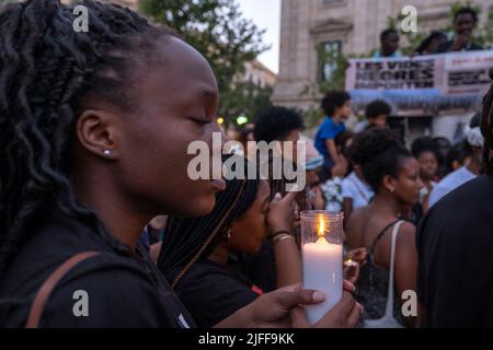 Barcelone, Espagne. 01st juillet 2022. Un manifestant tenant une bougie allumée pendant la démonstration. Des centaines de personnes ont manifesté dans le centre de Barcelone et ont finalement formé un autel sur la place Idrissa Diallo à l'occasion du massacre de Melilla où plus d'une trentaine de migrants africains sont morts en raison de la répression de la police marocaine après avoir essayé de sauter la barrière espagnole. (Photo par Paco Freire/SOPA Images/Sipa USA) crédit: SIPA USA/Alay Live News Banque D'Images