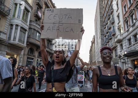 Barcelone, Espagne. 01st juillet 2022. Le manifestant tient un écriteau exprimant son opinion au cours de la démonstration. Des centaines de personnes ont manifesté dans le centre de Barcelone et ont finalement formé un autel sur la place Idrissa Diallo à l'occasion du massacre de Melilla où plus d'une trentaine de migrants africains sont morts en raison de la répression de la police marocaine après avoir essayé de sauter la barrière espagnole. (Photo par Paco Freire/SOPA Images/Sipa USA) crédit: SIPA USA/Alay Live News Banque D'Images