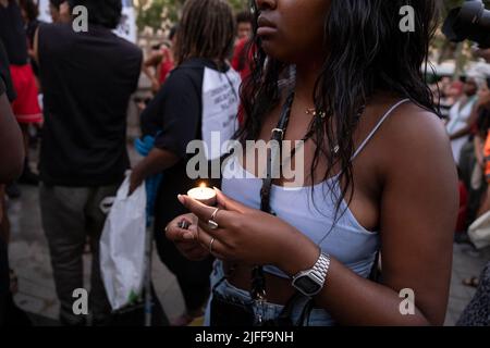 Barcelone, Espagne. 01st juillet 2022. Un manifestant tenant une bougie allumée pendant la démonstration. Des centaines de personnes ont manifesté dans le centre de Barcelone et ont finalement formé un autel sur la place Idrissa Diallo à l'occasion du massacre de Melilla où plus d'une trentaine de migrants africains sont morts en raison de la répression de la police marocaine après avoir essayé de sauter la barrière espagnole. (Photo par Paco Freire/SOPA Images/Sipa USA) crédit: SIPA USA/Alay Live News Banque D'Images