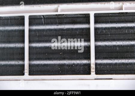 Présence de moisissure et de poussière sur la grille du radiateur du climatiseur. Entretien et nettoyage du système divisé. Banque D'Images