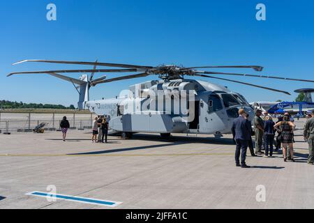 Hélicoptère lourd Sikorsky CH-53K King Stallion par le corps des Marines des États-Unis sur le terrain d'aviation. Exposition ILA Berlin Air Show 2022 Banque D'Images