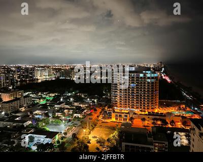 Pi. Lauderdale,FL Etats-Unis - 7 juin 2022: Une vue aérienne de la ft. Lauderdale, horizon de Floride la nuit. Banque D'Images