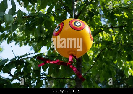 Ballon Scare-Eye ou ballon Scare-Bird. Les ballons gonflants anti-effarant pour oiseaux qui se déplacent dans le vent repoussent efficacement les oiseaux nuisibles indésirables courants Banque D'Images