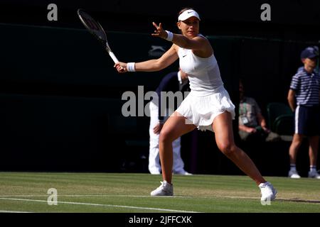 Londres. Numéro 4 de semence Paula Badosa de, Espagne. 2nd juillet 2022. Établit un retour de la main lors de son match contre Petra Kvitova, de la République tchèque. Badosa a gagné le match en jeux droits. Crédit : Adam Stoltman/Alamy Live News Banque D'Images