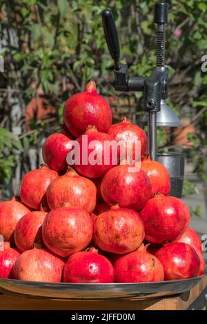 Pile de grenades mûres fraîches dans un petit restaurant de rue Banque D'Images