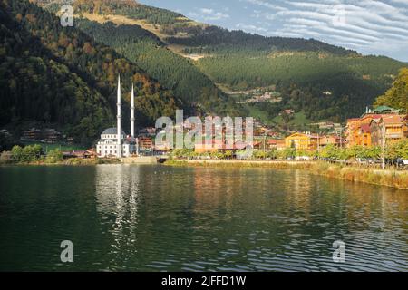 Vue d'automne de la station balnéaire d'Uzungol dans la province de Trabzon, Turquie orientale Banque D'Images