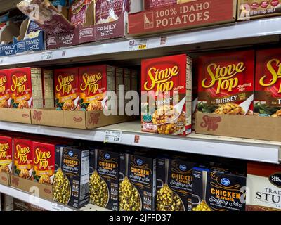 Everett, WA États-Unis - vers juin 2022 : vue inclinée du mélange de farce de cuisinière et des pommes de terre pétonlées à vendre dans une épicerie Fred Meyer. Banque D'Images