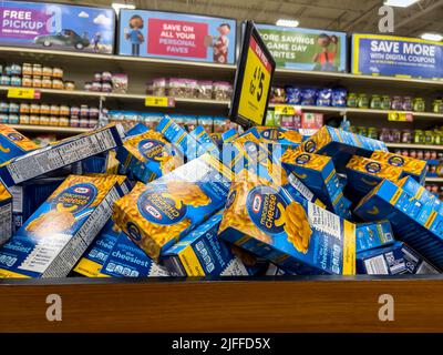 Everett, WA USA - vers juin 2022 : un grand bac rempli de macaroni Kraft et de boîtes de fromage à l'intérieur d'une épicerie Fred Meyer. Banque D'Images