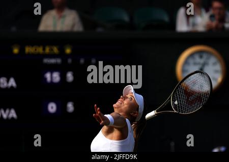 Londres. Numéro 4 de semence Paula Badosa de, Espagne. 2nd juillet 2022. Servir pendant son match contre Petra Kvitova, de la République tchèque. Badosa a gagné le match en jeux droits. Crédit : Adam Stoltman/Alamy Live News Banque D'Images