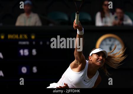 Londres. Numéro 4 de semence Paula Badosa de, Espagne. 2nd juillet 2022. Servir pendant son match contre Petra Kvitova, de la République tchèque. Badosa a gagné le match en jeux droits. Crédit : Adam Stoltman/Alamy Live News Banque D'Images