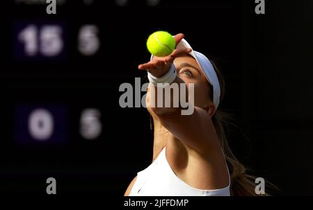 Londres. Numéro 4 de semence Paula Badosa de, Espagne. 2nd juillet 2022. Servir pendant son match contre Petra Kvitova, de la République tchèque. Badosa a gagné le match en jeux droits. Crédit : Adam Stoltman/Alamy Live News Banque D'Images