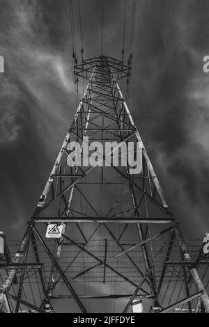 Vue verticale en niveaux de gris d'une tour de transmission Banque D'Images