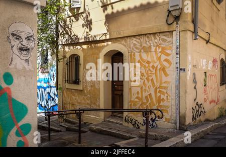 Marseille, France, mai 2022, vue sur une rue étroite avec une fresque dans le quartier du Panier Banque D'Images