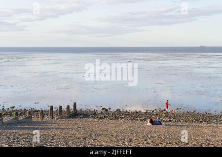 Londres, Royaume-Uni, 2nd juillet 2022. Météo Royaume-Uni. Plage Whitstable sur une soirée d'été couvert avant le coucher du soleil, Kent Angleterre. Credit: Xiu Bao/Alamy Live News Banque D'Images