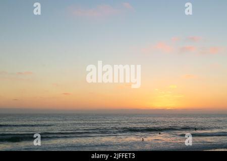 San Diego, Californie, États-Unis. 2nd juillet 2022. Les ciffs, arbres, rochers, lagune, plage, Et l'océan pendant le coucher du soleil d'été à San Diego, Californie vendredi, 1 juillet 2022 (image de crédit: © Rishi Deka/ZUMA Press Wire) Banque D'Images