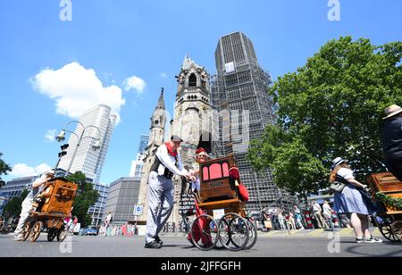 Berlin, Allemagne. 2nd juillet 2022. Des joueurs d'orgue se produit lors d'une parade d'un festival international d'orgue à canon à Berlin, en Allemagne, sur 2 juillet 2022. Au total, plus de 100 joueurs d'orgue de tonneau divertissent les visiteurs avec leurs instruments ici du vendredi au dimanche. Crédit: REN Pengfei/Xinhua/Alay Live News Banque D'Images