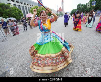 St. Louis, États-Unis. 02nd juillet 2022. Une danseuse de cheik se produit lors de la parade de la fête d'anniversaire américaine de 139th à Saint-Louis le samedi 2 juillet 2022. Photo par Bill Greenblatt/UPI crédit: UPI/Alay Live News Banque D'Images