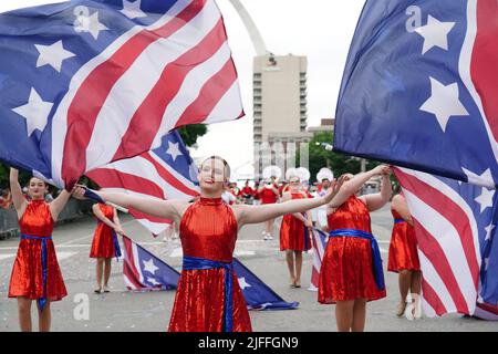 St. Louis, États-Unis. 02nd juillet 2022. Les porteurs de drapeau débutent le défilé de la fête d'anniversaire de l'Amérique de 139th à Saint-Louis le samedi 2 juillet 2022. Photo par Bill Greenblatt/UPI crédit: UPI/Alay Live News Banque D'Images