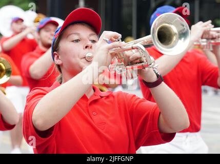 St. Louis, États-Unis. 02nd juillet 2022. Une trompette joue sa corne, marchant lors du défilé de la fête d'anniversaire américaine de 139th à Saint Louis le samedi 2 juillet 2022. Photo par Bill Greenblatt/UPI crédit: UPI/Alay Live News Banque D'Images