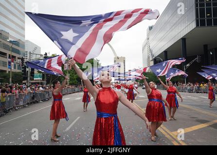 St. Louis, États-Unis. 02nd juillet 2022. Les porteurs de drapeau débutent le défilé de la fête d'anniversaire de l'Amérique de 139th à Saint-Louis le samedi 2 juillet 2022. Photo par Bill Greenblatt/UPI crédit: UPI/Alay Live News Banque D'Images