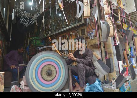 Les forgerons pakistanais aiguiseraient les castors de viande divers outils et couteaux à utiliser pour sacrifier les animaux dans leur magasin de métal avant le festival musulman d'Eid al-Adha à Lahore. EID al-Adha, les musulmans de vacances islamiques les plus importants du monde, célébrera 'Eid ul-Adha', également connu sous le nom de Festival du sacrifice (Qurbani), pour marquer le mois islamique de Zil Hijjah. Abattant des moutons, des chèvres, des vaches et des chameaux pour commémorer la volonté d'Abraham Prophète de sacrifier son fils Ismail sur le commandement de Dieu. (Photo de Rana Sajid Hussain/Pacific Press) Banque D'Images