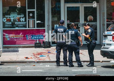 2 juillet 2022: Les officiers du NYPD et le Groupe d'intervention stratégique se tiennent devant la scène d'une fusillade dans le Lower East Side de Manhattan, à New York Banque D'Images