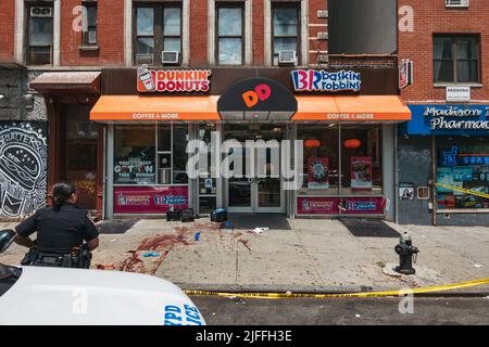 2 juillet 2022 : scène de crime devant un donuts de Dunkin' dans le Lower East Side de Manhattan, New York, après qu'un homme ait été tourné en plein jour Banque D'Images