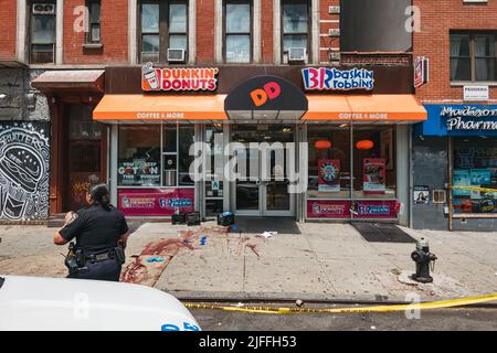 2 juillet 2022 : des gants de sang et d'ambulanciers paramédicaux ont traversé le trottoir sur la scène d'une prise de vue dans le Lower East Side de Manhattan, New York Banque D'Images