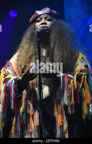 Glynde, Angleterre, Royaume-Uni. 2nd juillet 2022. Erykah Badu fait les titres sur la scène principale samedi au Love Supreme Festival à Glynde, dans l'est du Sussex. Le festival a vu un mélange de Jazz, Funk et Soul actes. (Image de crédit : © Rod Harbinson/ZUMA Press Wire) Banque D'Images