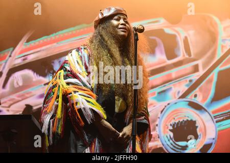 Glynde, Angleterre, Royaume-Uni. 2nd juillet 2022. Erykah Badu fait les titres sur la scène principale samedi au Love Supreme Festival à Glynde, dans l'est du Sussex. Le festival a vu un mélange de Jazz, Funk et Soul actes. (Image de crédit : © Rod Harbinson/ZUMA Press Wire) Banque D'Images