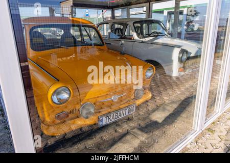 Trabant 600 sur une exposition permanente de voiture classique sur une station-service de Moya sur une autoroute S8 près de Rawa Mazowiecka, Pologne Banque D'Images