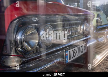 Voiture Moskvitch 408 sur une exposition permanente de voiture classique sur une station-service de Moya sur une autoroute S8 près de Rawa Mazowiecka, Pologne Banque D'Images