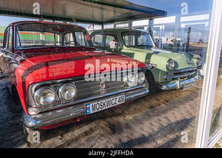 Voitures Moskvitch 408 et Moskvitch 407 lors d'une exposition permanente de voitures classiques sur une station-service de Moya sur une autoroute S8 près de Rawa Mazowiecka, Pologne Banque D'Images