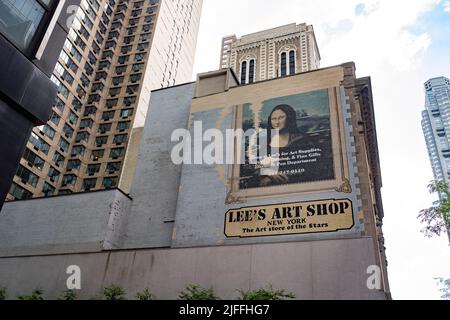 New York, New York, États-Unis. 2nd juillet 2022. 2 juillet 2022: New York, Etats-Unis: Une publicité peinte montrant la Joconde de Léonard de Vinci pour la boutique d'art de Lee sur la rue 57th Ouest dans Midtown Manhattan. (Image de crédit : © Taidgh Barron/ZUMA Press Wire) Banque D'Images