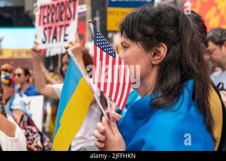 New York, États-Unis. 02nd juillet 2022. Des centaines d'activistes, de partisans et d'Ukrainiens-Américains ont organisé un rassemblement contre l'invasion russe en Ukraine à Times Square à New York sur 2 juillet 2022. Beaucoup se détenaient et se enveloppaient dans des drapeaux ukrainiens. Le Consul général d'Ukraine à New York Oleksii Holubov et l'Ambassadeur de Lettonie auprès de l'Organisation des Nations Unies Janis Karklins ont assisté à cette manifestation. (Photo de Lev Radin/Sipa USA) crédit: SIPA USA/Alay Live News Banque D'Images