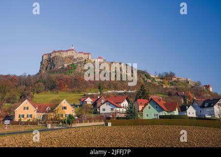 Le château médiéval de Riegersburg, au sommet d'un volcan dormant, entouré d'un charmant petit village et d'un magnifique paysage d'automne, célèbre attr touristique Banque D'Images