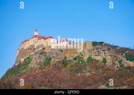 Le château médiéval de Riegersburg, au sommet d'un volcan dormant, entouré d'un charmant petit village et d'un magnifique paysage d'automne, célèbre attr touristique Banque D'Images