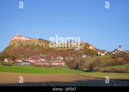 Le château médiéval de Riegersburg, au sommet d'un volcan dormant, entouré d'un charmant petit village et d'un magnifique paysage d'automne, célèbre attr touristique Banque D'Images