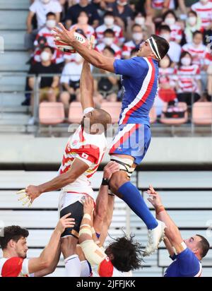 Toyota, Japon. 2nd juillet 2022. Le flanker japonais Michael Leitch (L) et le flanker français Dylan Cretinin (R) combattent le ballon pour une file d'attente lors d'un match international de rugby entre le Japon et la France au stade Toyota de la préfecture d'Aichi samedi, 2 juillet 2022. Le numéro 2 mondial a classé la France en défaite au Japon de 42 à 23. Credit: Yoshio Tsunoda/AFLO/Alay Live News Banque D'Images