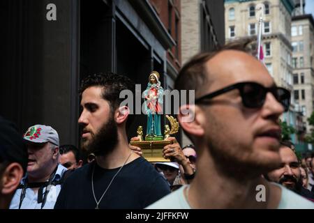 New York, États-Unis. 02nd juillet 2022. Une statue vierge de Marie est portée dans la foule. Des manifestants pro-avortement se sont rassemblés à la basilique du Vieux-Saint-Pats pour perturber le groupe de foi Witness for Life alors qu'ils ont marché vers le Planned Parenthood voisin pour harceler les patients de la clinique et les prestataires d'avortement. Crédit : SOPA Images Limited/Alamy Live News Banque D'Images