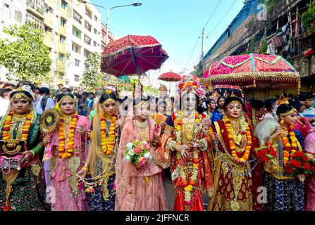 Dhaka. 3rd juillet 2022. Les personnes vêtues de costumes colorés participent à une procession du Festival de Rath Yatra à Dhaka, au Bangladesh, sur 1 juillet 2022. Vendredi, des dévotés hindous bangladais ont assisté à un rassemblement lors de la célébration de Rath Yatra ou du festival Chariot à Dhaka. Rath Yatra est le festival hindou annuel qui implique que des dévotés tirent un char. Credit: Xinhua/Alay Live News Banque D'Images