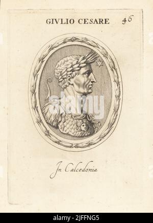 Buste en profil de Gaius Julius Caesar, général romain et homme d'État, 100 av. J.-C. – 44 av. J.-C. Portant une couronne de Laurier entrelacée avec des frondes de palmier, pectoral, lituus crook. En chalcédoine ovée. Giulio Cesare. En calcandiésienne. Gravure de coperplate par Giovanni Battista Galestuzzi d'après Leonardo Agostini de gemmae et Sculpturae Antiquae Depitti ab Leonardo Augustino Senesi, Abraham Blooteling, Amsterdam, 1685. Banque D'Images