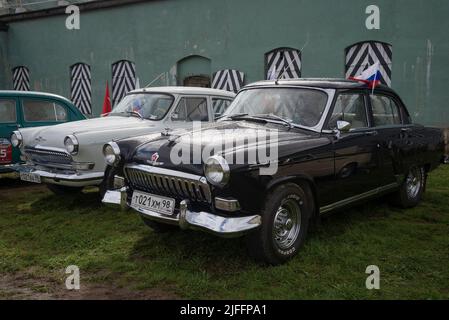 KRONSHTADT, RUSSIE - 04 SEPTEMBRE 2016 : voitures rétro soviétiques GAZ-21 Volga dans les raindrops. Festival des voitures rétro 'Fortuna-2016' Banque D'Images